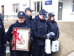 kierowniczka Posterunku Policji w Kolnie wraz policjantami dzielnicowymi i z Zespołu Prewencji