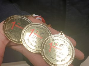 Zdjęcie trzech złotych medali za zajęcie pierwszego miejsca w trzech kategoriach strzeleckich przez nadkom. Tomasza Okorskiego z Komendy Miejskiej Policji w Olsztynie.