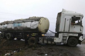 Zdjęcie przedstawia samochód ciężarowy.