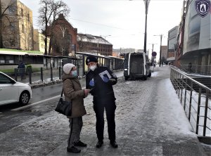 Dzień Babci i Dziadka 2021 - policjanci z okazji święta seniorów rozdają na ulicach Olsztyna m.in. elementy odblaskowe zwiększające widoczność seniorów po zmroku.