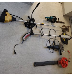 Zdjęcie przedstawia zabezpieczone przedmioty przez policjantów położone na podłodze; narzędzia i i elektronarzędzia.