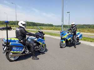 Zdjęcie przedstawia policjantów na motocyklach.