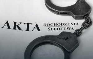 Zdjęcie przedstawia teczkę z napisem akta i kajdanki - źródło KWP Olsztyn