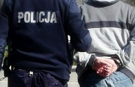 Zdjęcie przedstawia policjanta i mężczyznę- Źr. KWP Olsztyn