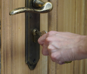 Zdjęcie przedstawia - drzwi i klucz.