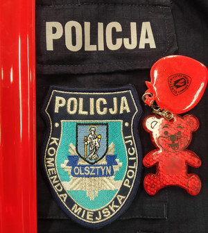 Zdjęcie przedstawia napis Komenda Miejska Policji w Olsztynie i odblaski