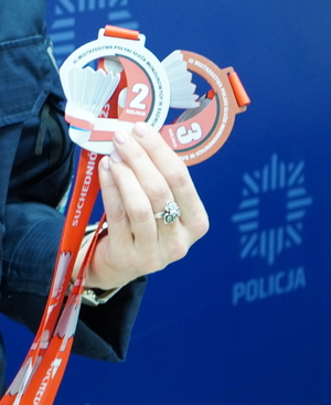Medale reprezentantki Komendy Miejskiej Policji z Olsztynie zdobyte w czasie Mistrzostw Polskich Służb Mundurowych w Badmintonie