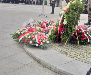 Kwiaty przy Pomniku Wolności Ojczyzny