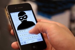Zdjęcie przedstawia telefon z wizerunkiem czarnej sylwetki osoby na ekranie.