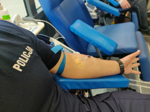 Zdjęcie przedstawia oddawanie krwi przez funkcjonariusza Policji.