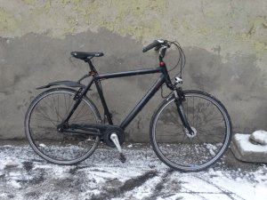 Zdjęcie przedstawia rower koloru czarnego.