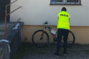 Policjant z rowerem