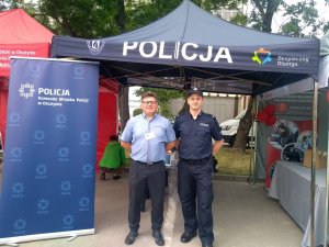 Na zdjęciu znajduje się policjant oraz pracownik cywilny KMP w Olsztynie
