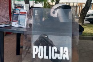 Zdjęcie przedstawia stoisko promocyjne Komendy Miejskiej Policji w Olsztynie.
