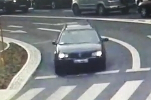 Zdjęcie przedstawia zrzut ekranu z monitoringu. Na zdjęciu widnieje pojazd, którego kierujący nie zatrzymał się do kontroli.