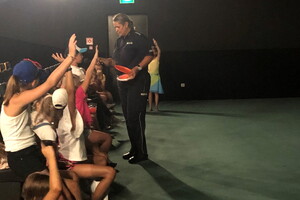 Zdjęcie przedstawia policjantkę i dzieci na prelekcji przed seansem