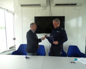 Podpisanie porozumienia przez Komendanta Miejskiego Policji z przedstawicielem placówki oświatowej.