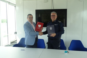 Podpisanie porozumienia przez Komendanta Miejskiego Policji z przedstawicielem placówki oświatowej.