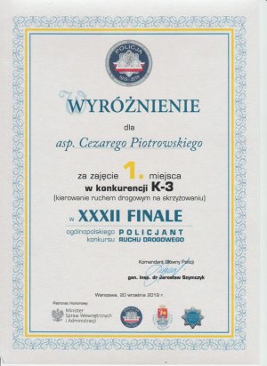Zdjęcie przedstawia dyplom wyróżnienia dla asp. Cezarego Piotrowskiego za zajecie 1-go miejsca w konkurencji kierowanie ruchem na skrzyżowaniu