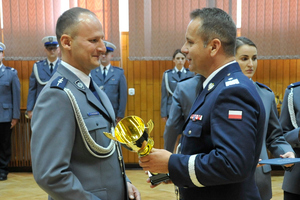 Zdjęcie przedstawia dwóch umundurowanych policjantów.