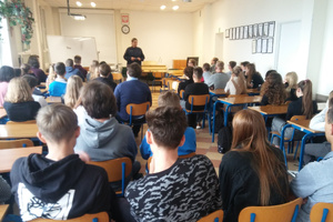 Zdjęcie przedstawia spotkanie policjantki z młodzieżą