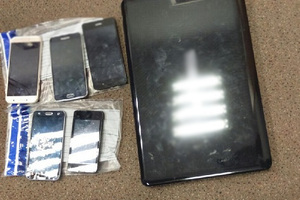 Zdjęcie przedstawia zabezpieczone przedmioty przez policjantów