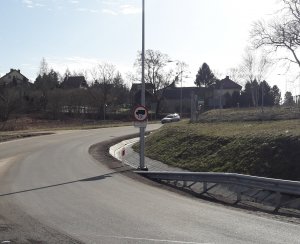 Zdjęcie przedstawia drogę na której obowiązuje znak B-5. W tle znajdują się samochody osobowe.