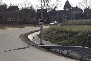 Zdjęcie przedstawia drogę gdzie obowiązuje znak B-5. W tle znajdują się samochody osobowe.