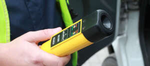 Zdjęcie przedstawia badanie trzeźwości przez policjanta.