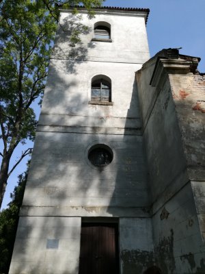 Zdjęcie przedstawia zabytkowy kościół.