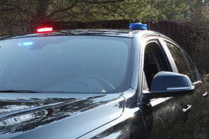 Zdjęcie przedstawia część policyjnego nieoznakowanego radiowozu.