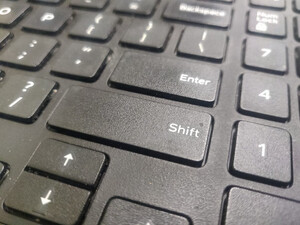 Zdjęcie przedstawia fragment klawiatury konmputera