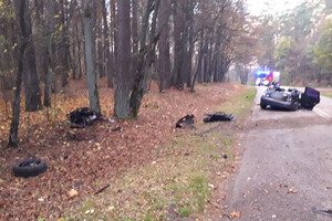 Zdjęcie przedstawia pojazd, który uczestniczył w zdarzeniu drogowym. W tle znajduje się wóz strażacki