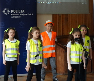 Zdjęcie przedstawia dzieci występujące w konkursie