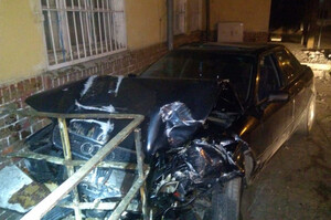 Zdjęcie przedstawia samochód osoby, który uderzył w budynek stacji kolejowej.