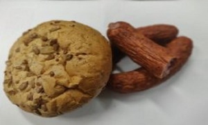 Na zdjęciu w formie zajawki widoczna bułka z trzema pętkami kiełbasy, które nawiązują do informacji zamieszczonej w komunikacie.