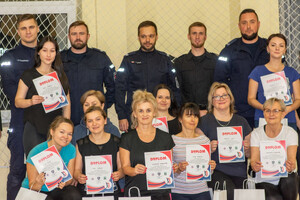 Zdjęcie przedstawia uczestników szkolenia oraz umundurowanych policjantów.