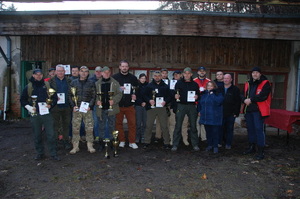 Zdjęcie przedstawia uczestników zawodów strzeleckich.