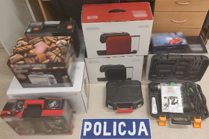 Zdjęcie przedstawia przedmioty odzyskane przez policjantów pochodzące z kradzieży.