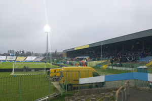 Zdjęcie przedstawia stadion piłkarski z uczestnikami.