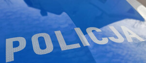 Zdjęcie przedstawia fragment policyjnego radiowozu