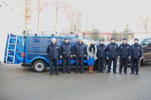 Zdjęcie przedstawia uroczystość przekazania nowego radiowozu.