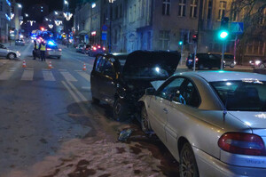 Zdjęcie przedstawia policjantów pracujących na miejscu zdarzenia drogowego w centrum Olsztyna.