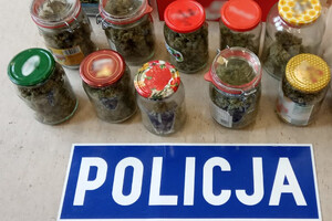 Zdjęcie przedstawia zabezpieczone narkotyki.
