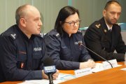 Zdjęcie przedstawia trzech umundurowanych policjantów podczas konferencji