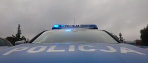 Zdjęcie przestawia fragment policyjnego radiowozu.