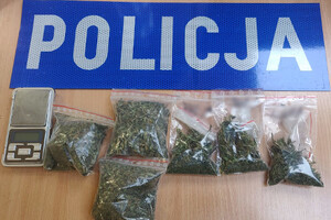 Zdjęcie przedstawia zabezpieczone narkotyki