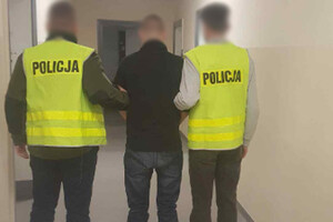 Zdjęcie przedstawia osobę zatrzymaną i dwóch policjantów.