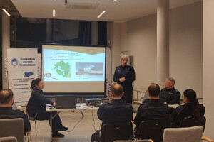 Zdjęcie przedstawia konsultacje społeczne dotyczące funkcjonowania II Posterunku Policji w Olsztynie. Na zdjęciu znajdują się umundurowani policjanci oraz osoby cywilne.