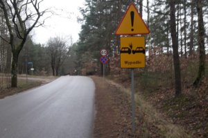 Zdjęcie przedstawia odcinek drogi z oznakowaniem pionowym.